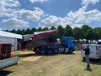 De Schirmbar wordt op een vrachtwagen aangeleverd op locatie