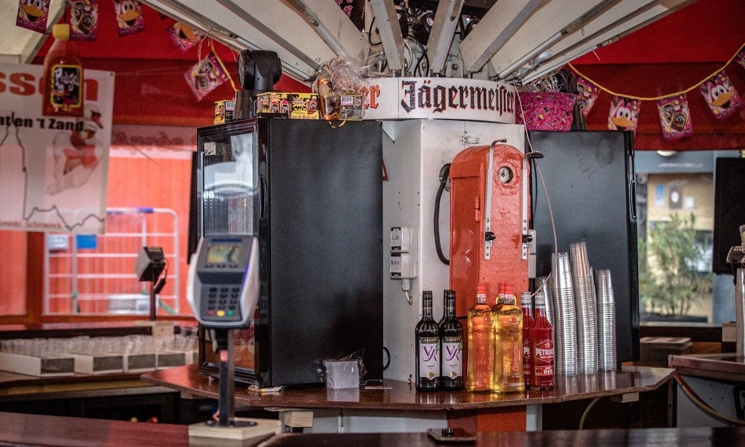 Het interieur van de Schirmbar met koeling, tap en houten bar