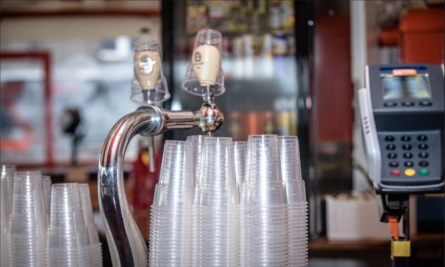 Biertap met stapels bekers op de bar