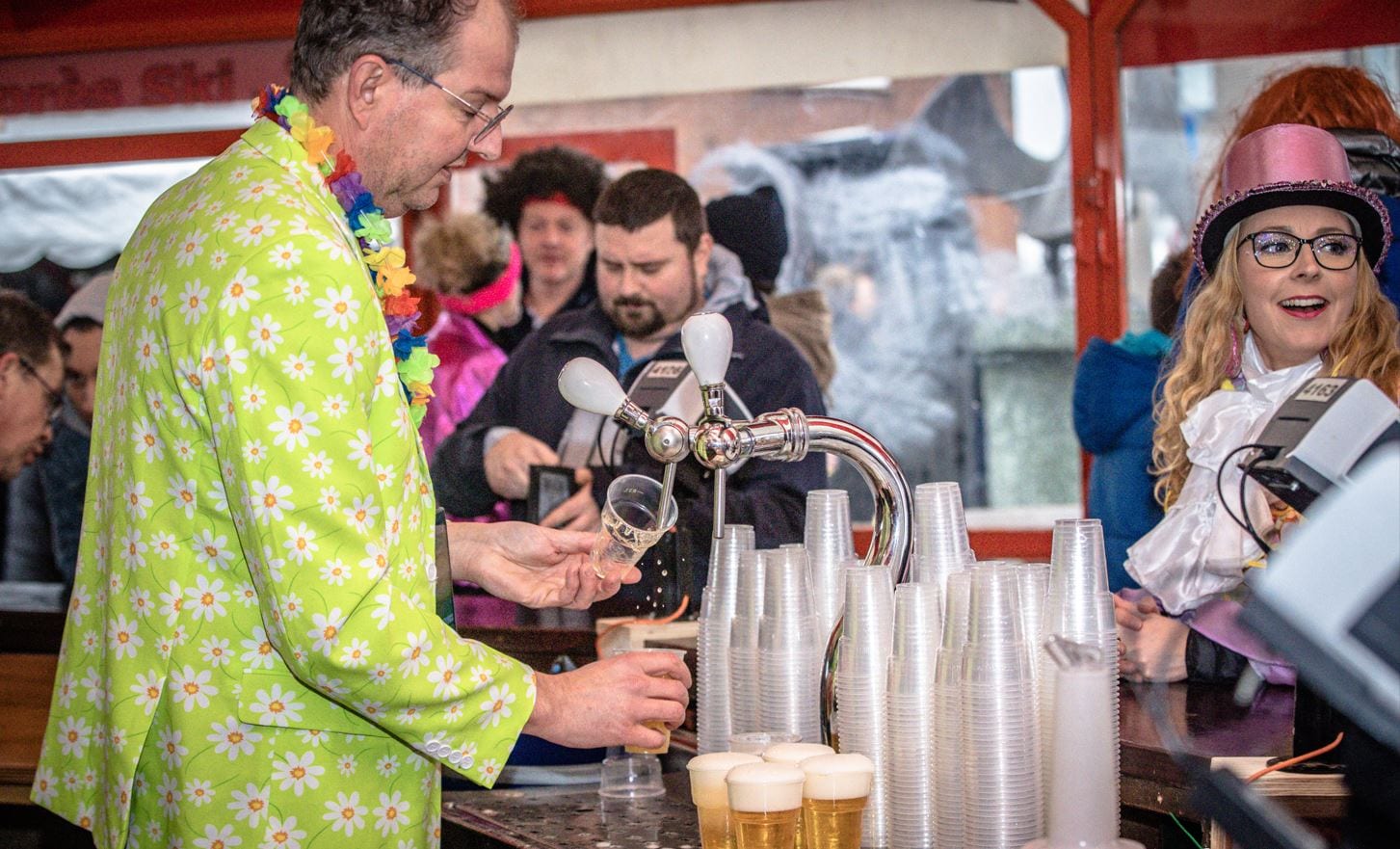 Barman tapt bier achter de bar van de Schirmbar