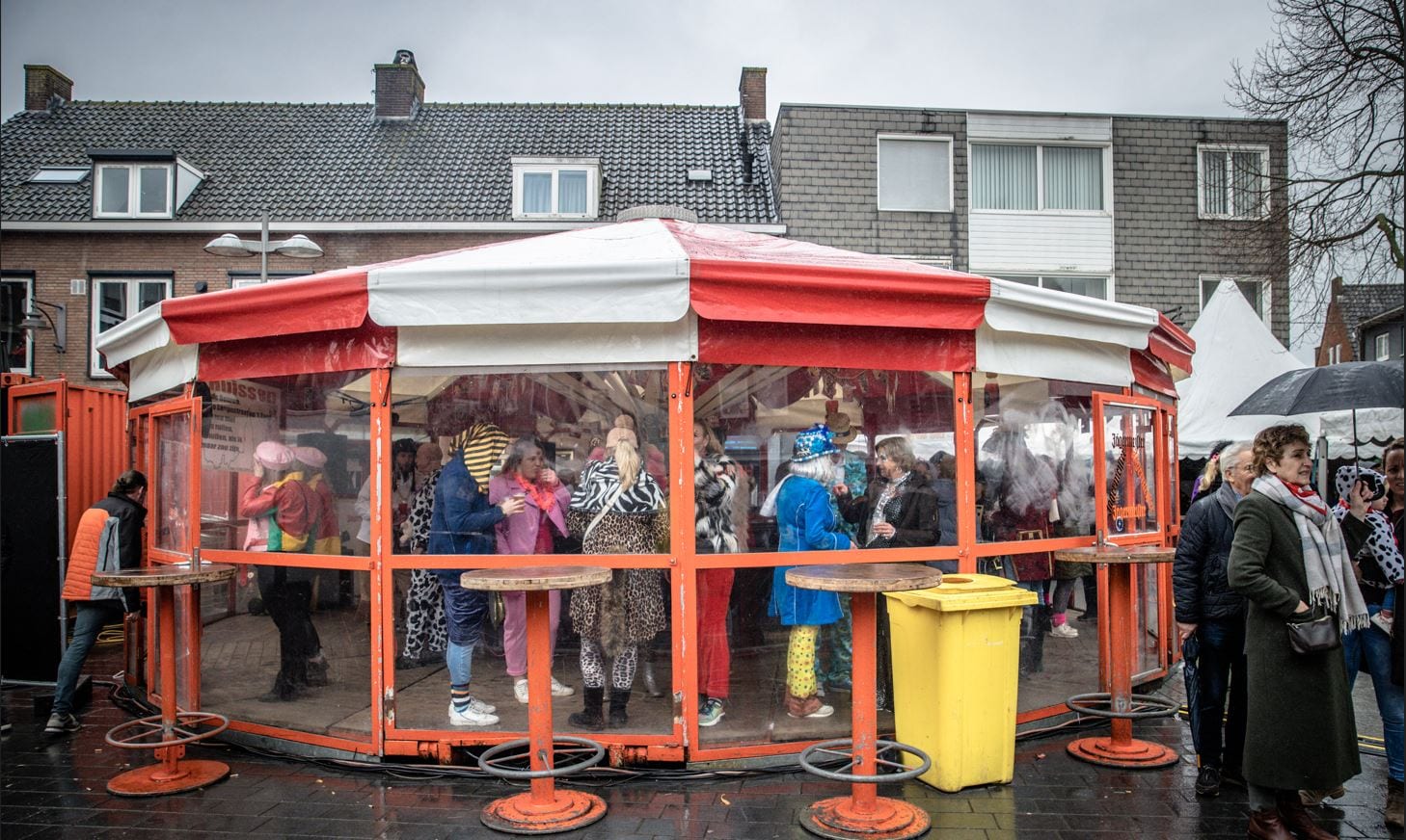 Gasten in de Schirmbar tijdens een feest op straat