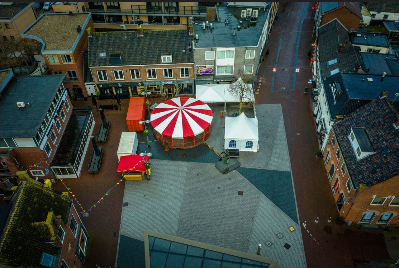 Luchtfoto van de Schirmbar midden op een plein tussen de huizen