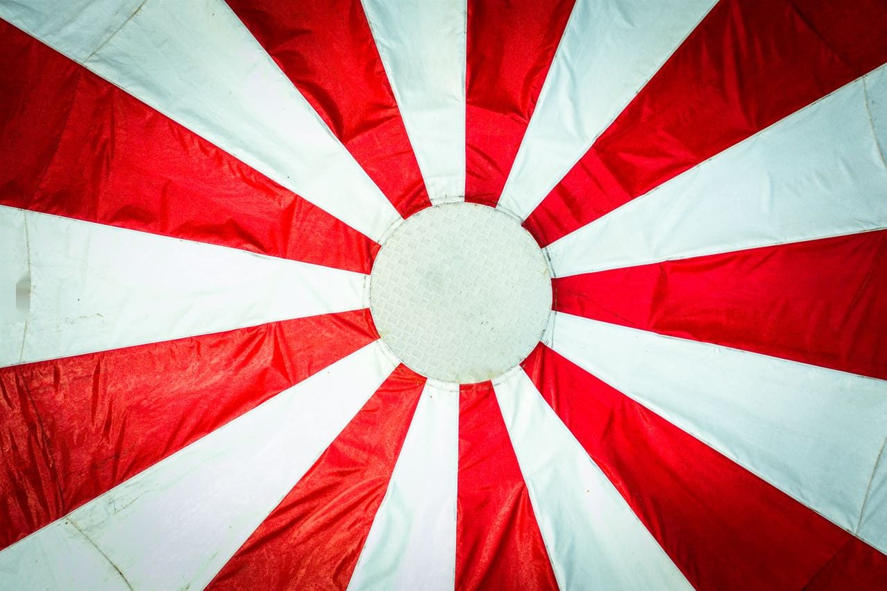 Het rood-witte schirmdak van dichtbij, met de ronde nok in het midden