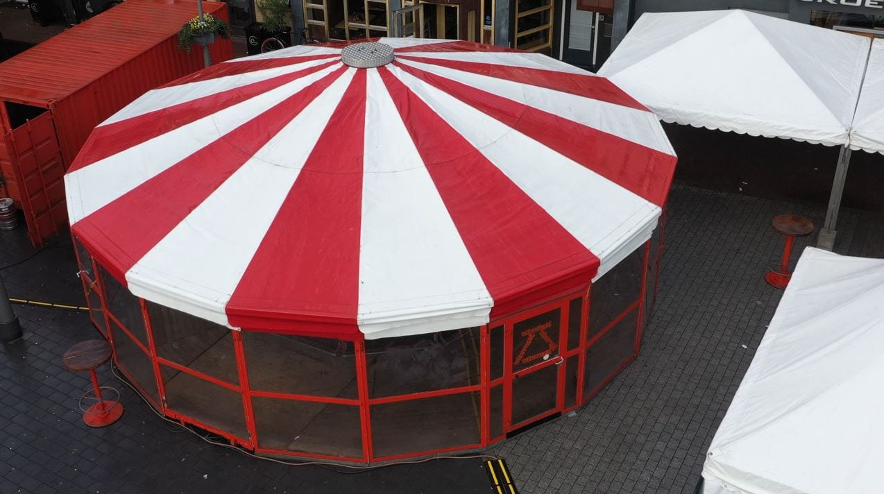 Het rood-wit gestreepte dak van de Schirmbar van bovenaf gezien