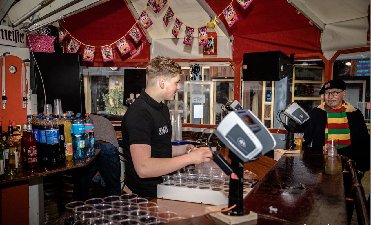 Medewerker van Schirmbar NR6 achter de bar tijdens een evenement