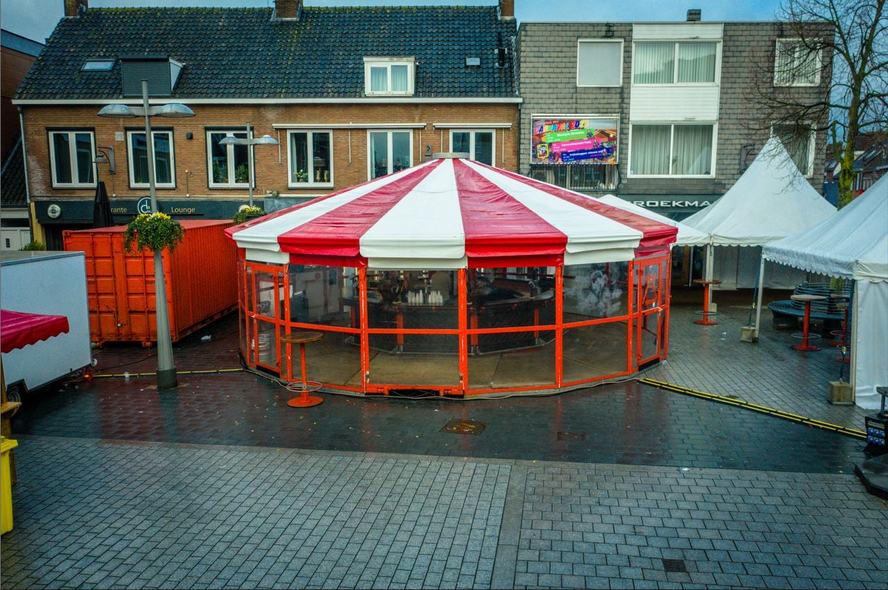 De Schirmbar opgebouwd op een dorpsplein, gezien vanaf hoogte