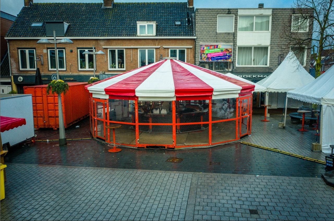 De Schirmbar opgebouwd op een dorpsplein, gezien vanaf hoogte
